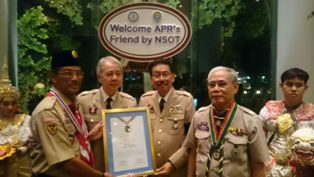 Dubes Ahmad Rusdi Terima Penghargaan dari Pramuka Thailand