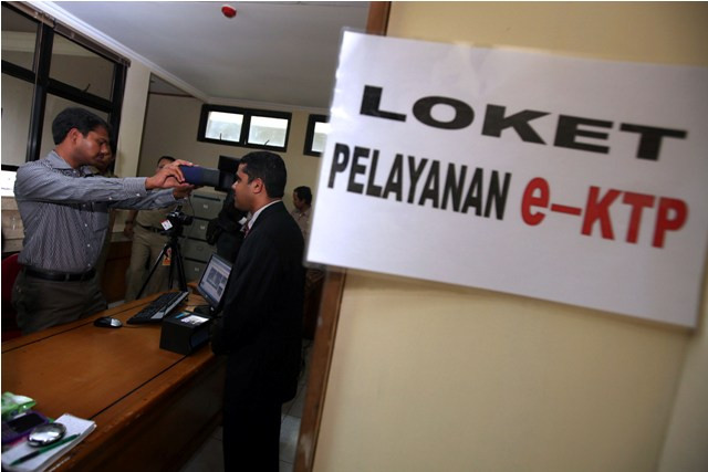 Warga melakukan perekaman data KTP elektronik. Foto: MI/Panca