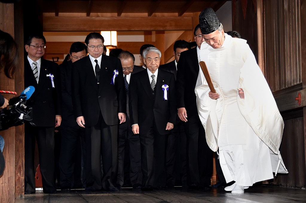 Puluhan pejabat Jepang mengunjungi kuil Yasukuni di Tokyo, 18 Oktober 2016. (Foto: AFP/TORU YAMANAKA)