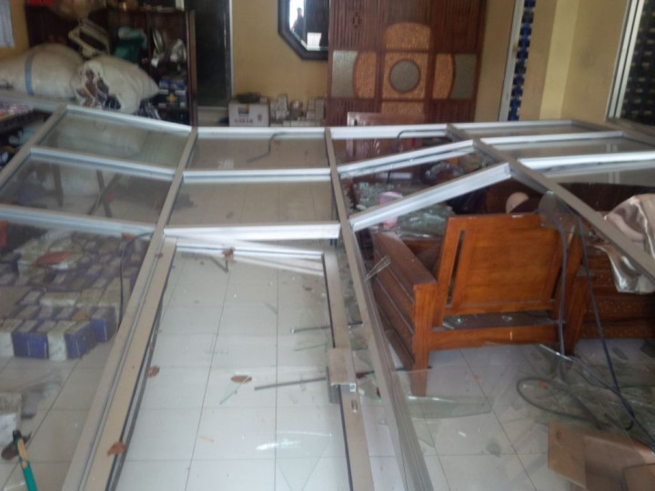 Helikopter TNI Terbang Rendah, 6 Atap Rumah Hancur