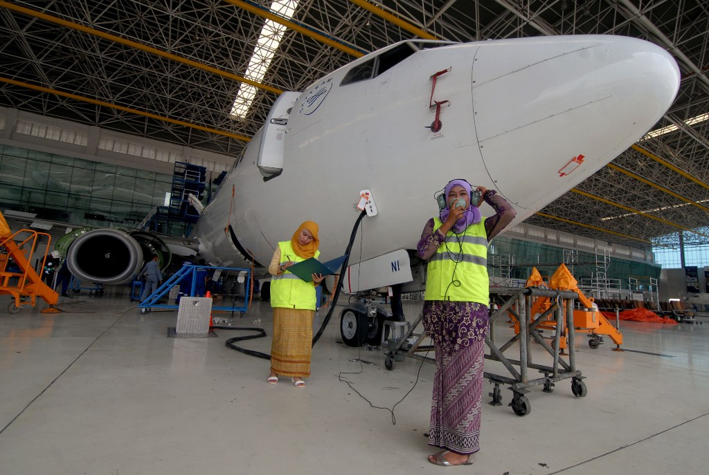 Pegawai Garuda Maintenance Facility (GMF) saat melakukan pemeriksaan pesawat di hangar empat, Tangerang, Banten. (ANTARA FOTO/Lucky R)