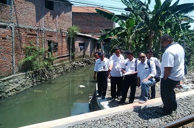 Sungai di Bawah Jembatan Rel di Sidoarjo Menyempit