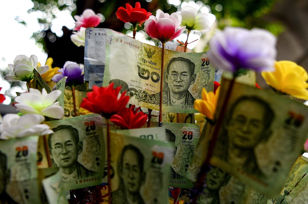 Mata uang baht bergambar Raja Bhumibol Adulyadej terlihat di jalanan kota Bangkok, 18 Oktober 2016. (Foto: AFP/MANAN VATSYAYANA)