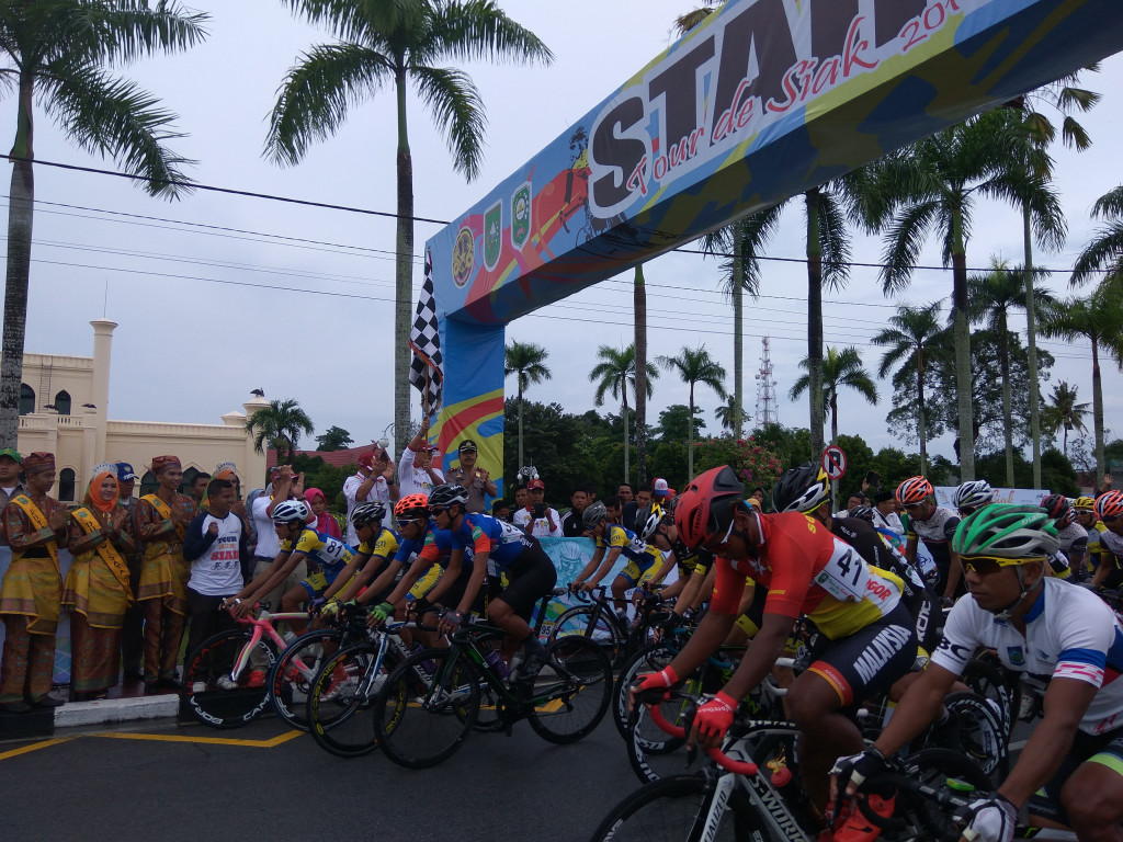 Peserta Tour de Siak selepas start di etape 1 (Foto: MI/Bagus Himawan)