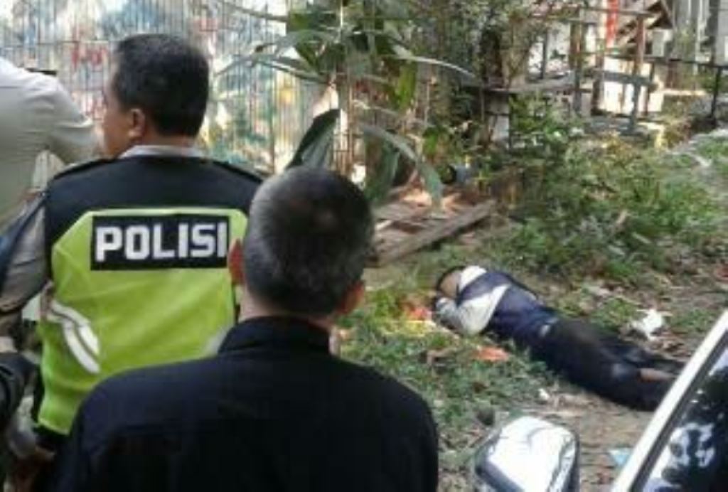Penyerang  polisi di Pos Polantas di Cikokol, Kota Tangerang tergelatak di tanah dekat Pos Polantas Cikokol. Foto: Dok/Istimewa