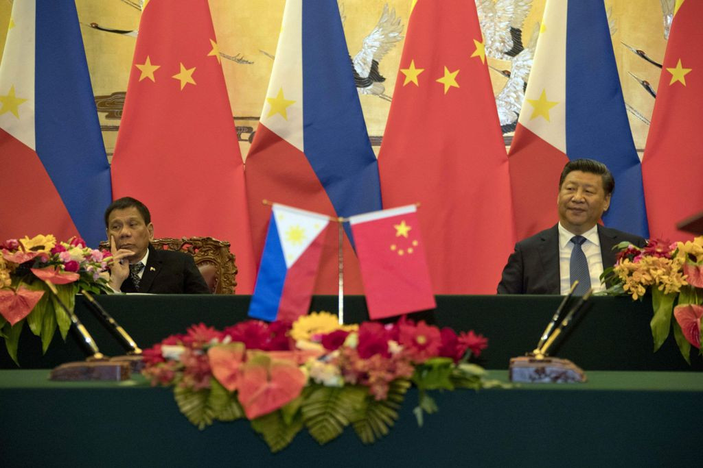 Presiden Filipina Rodrigo Duterte bersama Presiden Tiongkok Xi Jinping (Foto: AFP)