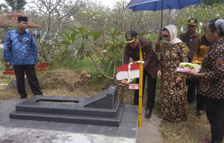 Bambu Runcing Tertancap di Makam Pejuang 1945