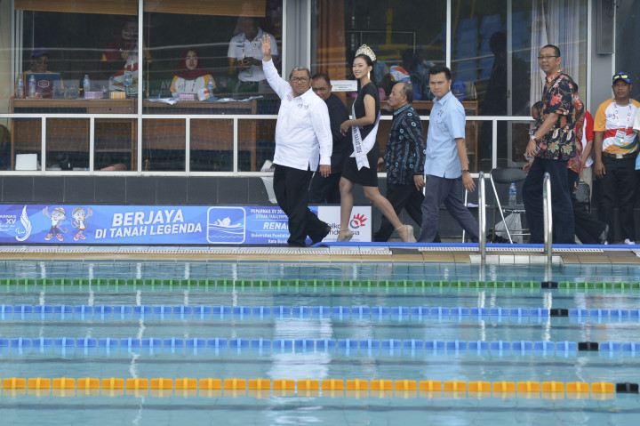 Aher Tinjau Pertandingan Renang Peparnas XV