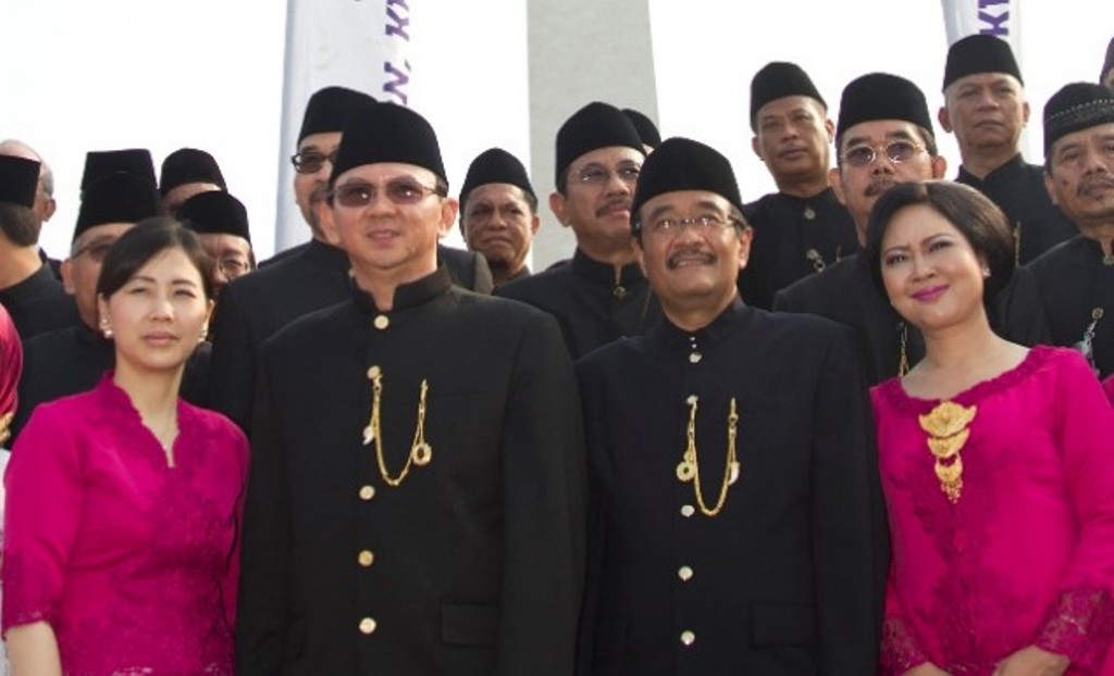 Calon Gubernur DKI Jakarta Basuki Tjahaja Purnama (kedua kiri) beserta istri Veronica Tan (kiri),  Calon Wakil Gubernur Djarot Saiful Hidayat (kedua kanan) bersama istri Heppy Farida (kanan). Foto: Antara/Vitalis Yogi