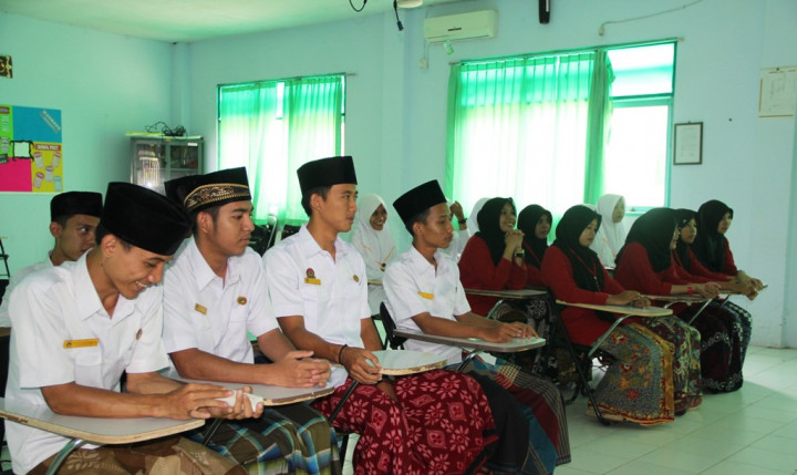 Peringati Hari Santri, Kampus Ini Kuliah Bersarung