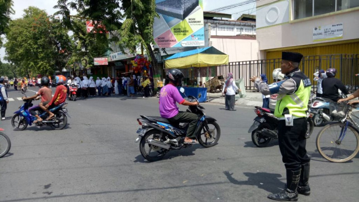 Amankan Kirab Santri di Jombang, Anggota Polisi & TNI Berpeci