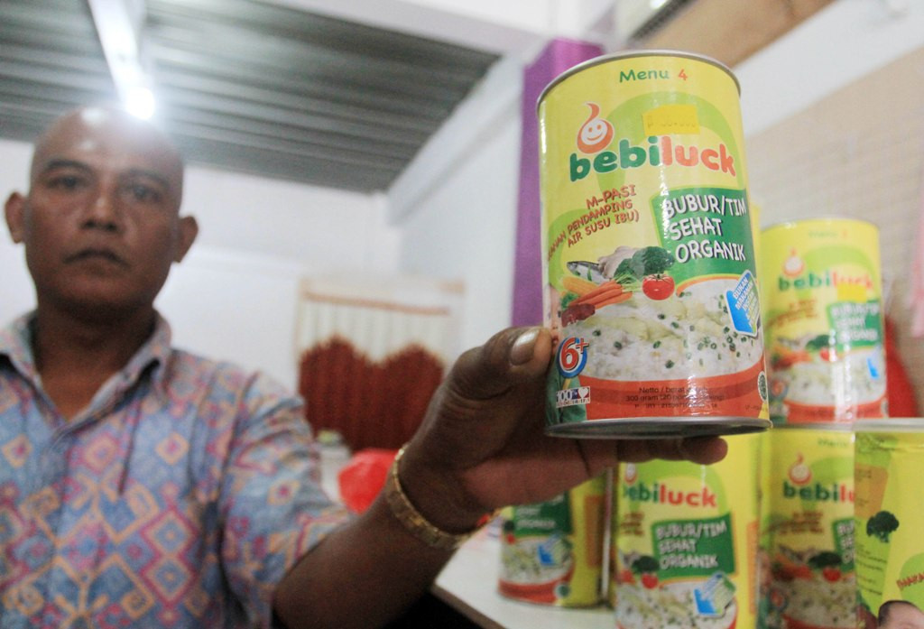 Petugas BBPOM Padang menyita makanan bayi ilegal di salah satu toko penjual makanan bayi, di Padang, Sumatera Barat, Selasa (4/10/2016). Foto: Antara/Muhammad Ariff Pribadi