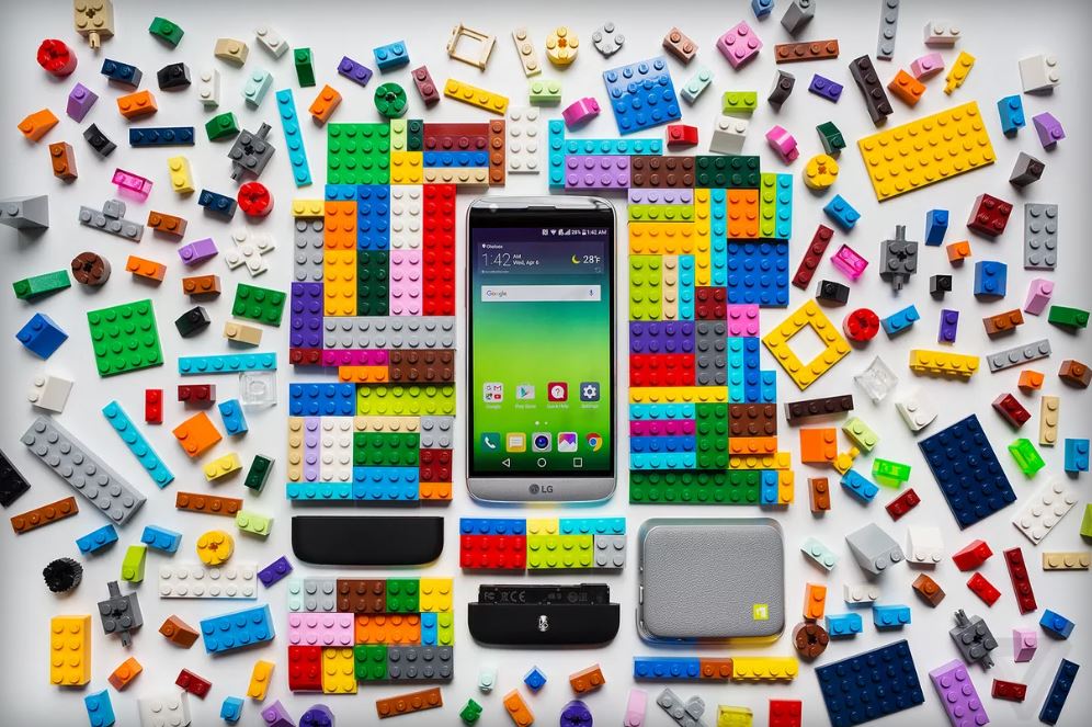 LG G5 adalah smartphone modular. (Amelia Krales via The Verge)