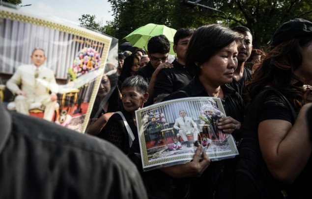 Warga Thailand diharuskan memakai baju warna hitam selama masa berkabung (Foto: AFP)