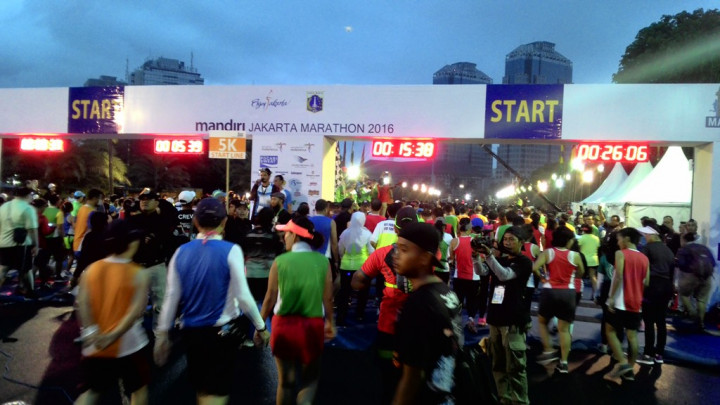 Cuaca Buruk Tak Menghalangi Start Mandiri Jakarta Marathon 2016