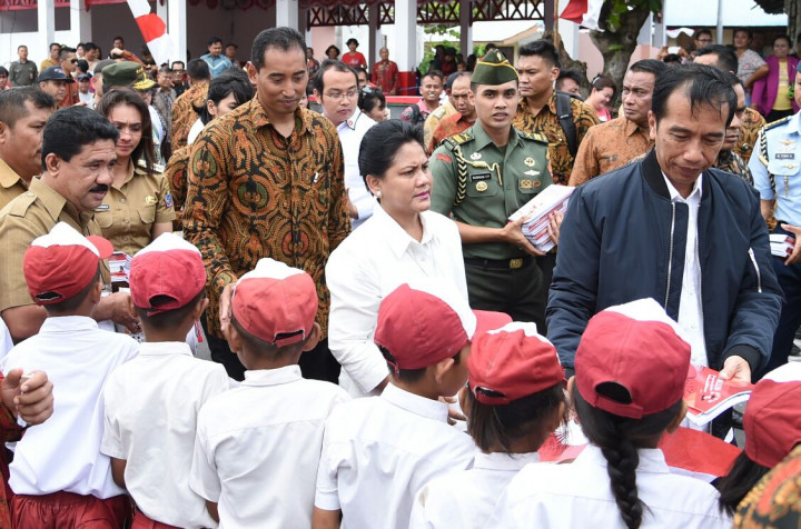 Iriana Jokowi Rapat di Kereta Api Menuju Cirebon