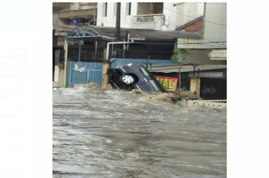 Seorang Pria di Bandung Tewas usai Selamatkan Perempuan Terseret Banjir