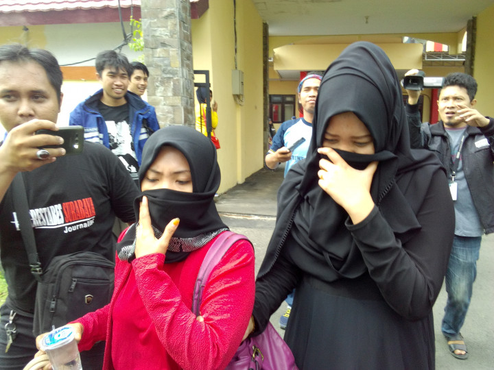 Para Istri Taat Pribadi Datangi Markas Polisi