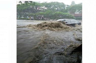Dua Kendaraan Terseret Banjir di Bandung dan Menghilang