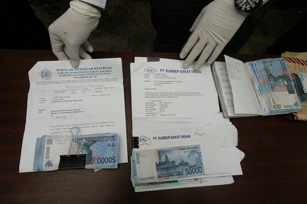 Sejumlah barang bukti dalam operasi tangkap tangan di Kementerian Perhubungan. MI/Arya Manggala.