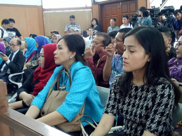 Sidang Praperadilan Irman Gusman Dihadiri Anak & Istri