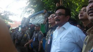 Djarot Sesalkan Cara Satpol PP Tertibkan PKL di Stasiun Kota