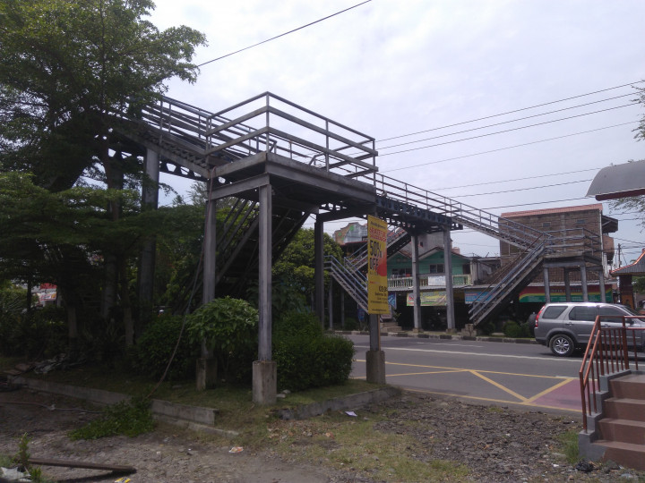 Membahayakan, JPO Depan UNS Solo Dibongkar