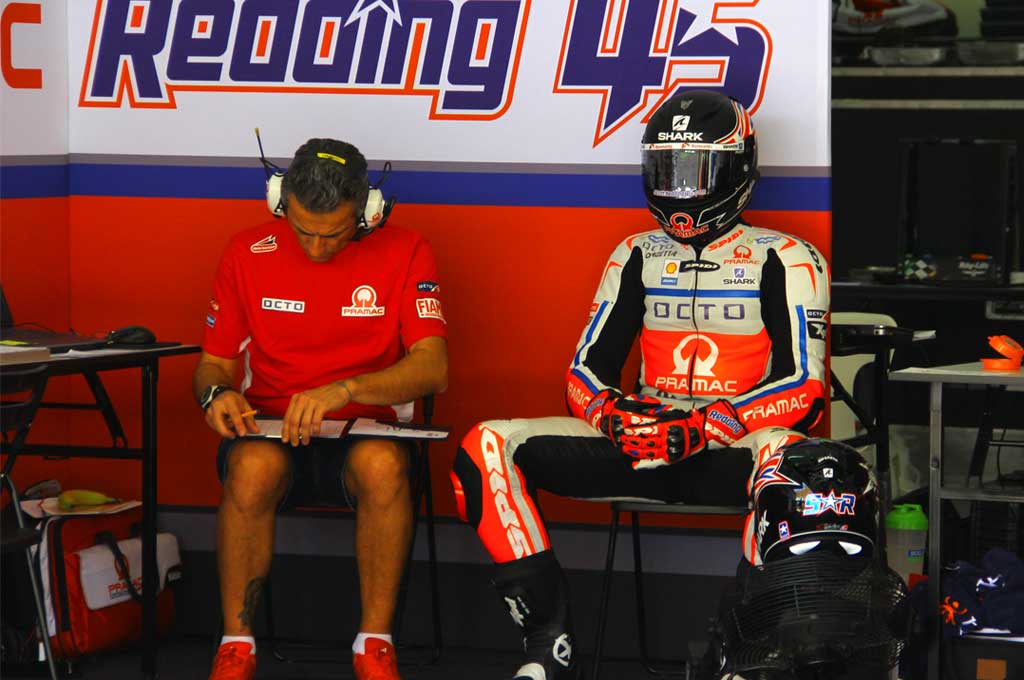 Giacomo Guidotti mendampingi Scott Redding melakukan setup motornya. MTVN/Ahmad Garuda