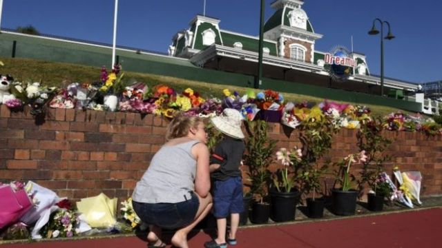 Pengunjung tengah meletakkan bunga atas kecelakaan maut di sebuah taman hiburan yang populer di Gold Coast Australia. Foto: BBC