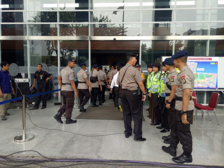 Membludak, Polisi Tutup Pintu Masuk Ruang Sidang Kasus Mirna