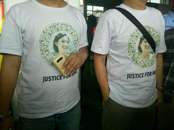 Keluarga Memakai Kaus & Pin <i>Juctice for Mirna</i>