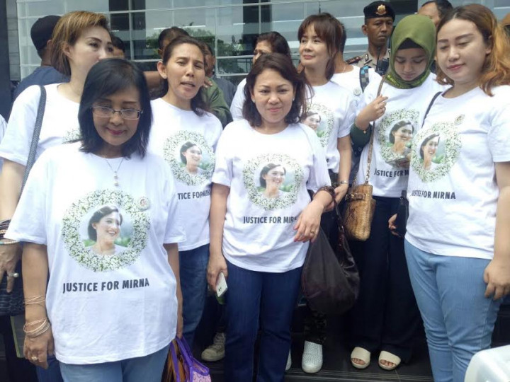 Dilarang Masuk Ruang Sidang, Keluarga Mirna Emosi