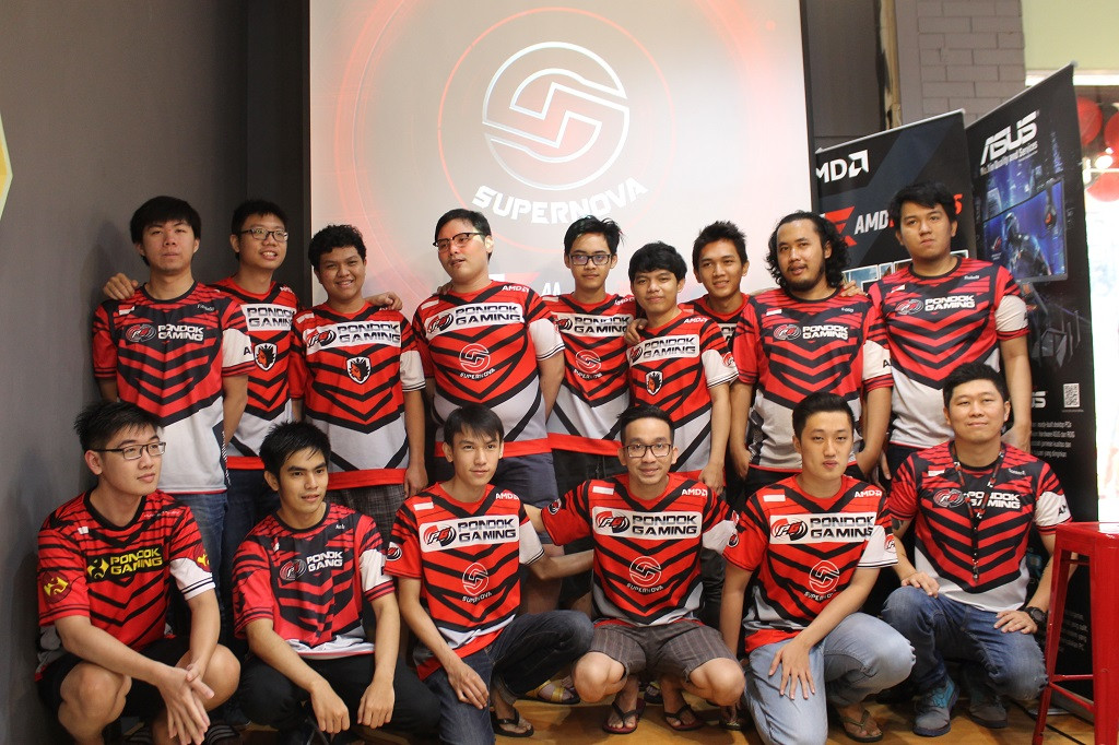 Yuri, Frendy dan Jourdan bersama dengan tim. 