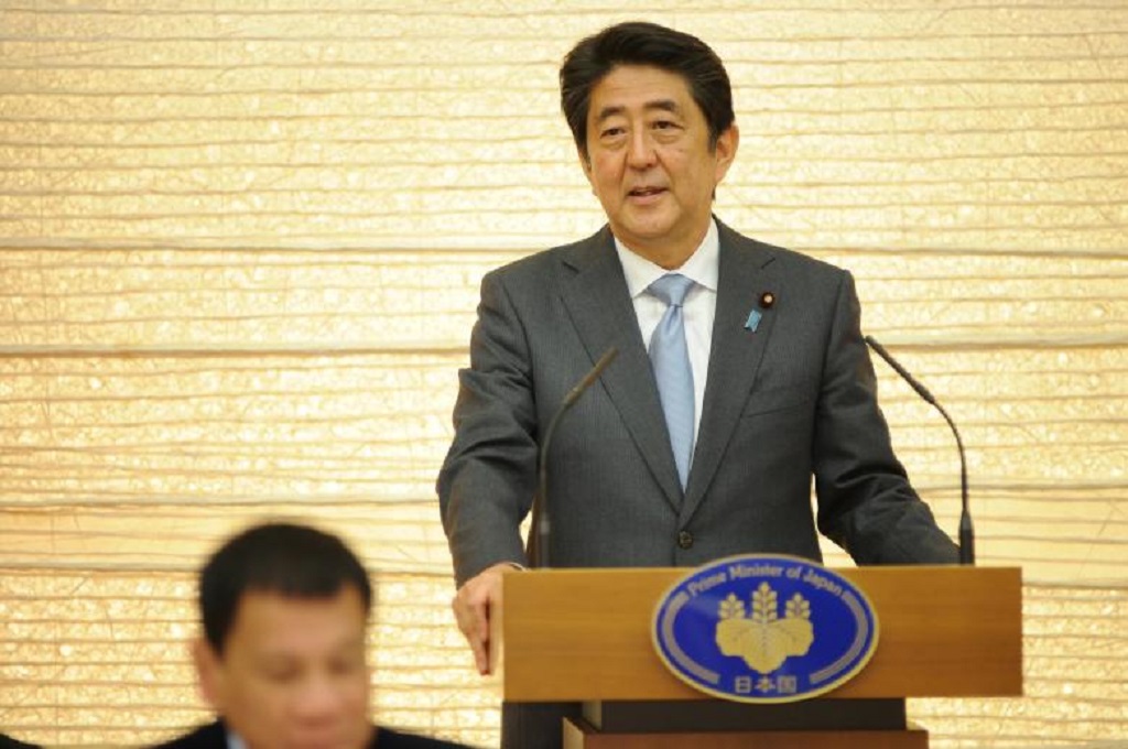 Perdana Menteri Jepang Shinzo Abe dalam pidato di kediaman pribadinya di Tokyo, 26 Oktober 2016. (Foto: REUTERS/David Mareuil/Pool)