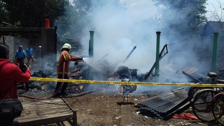 Uang Puluhan Juta Ikut Terbakar Bersama Gudang Rongsok