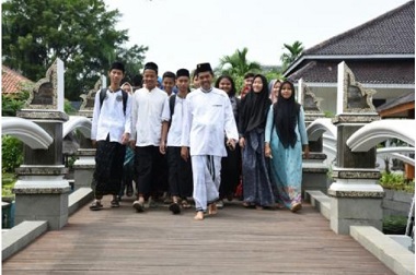 Wah, Peserta Upacara Sumpah Pemuda di Purwakarta Pakai Sarung dan Peci