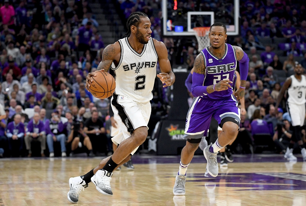 Bintang San Antonio Spurs Kawhi Leonard (kiri) (Thearon W. Henderson / GETTY IMAGES NORTH AMERICA / AFP)