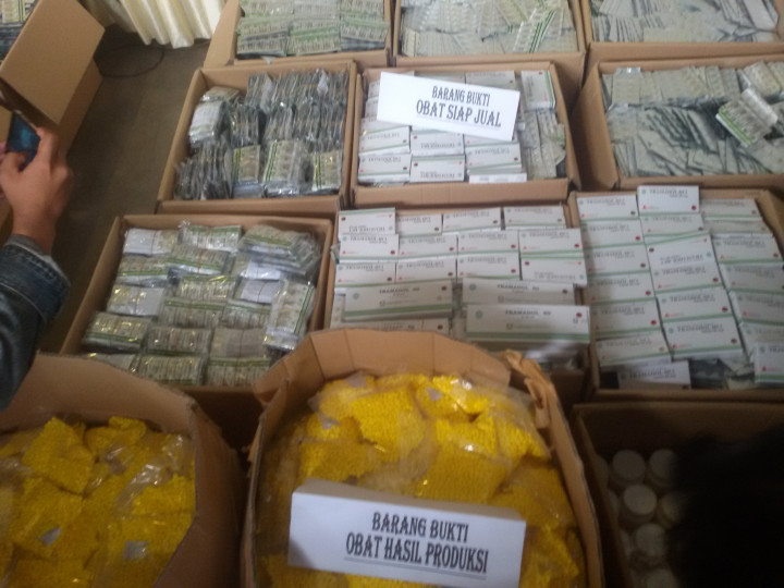 Polisi Bongkar Pabrik Obat & Jamu Ilegal di Cakung