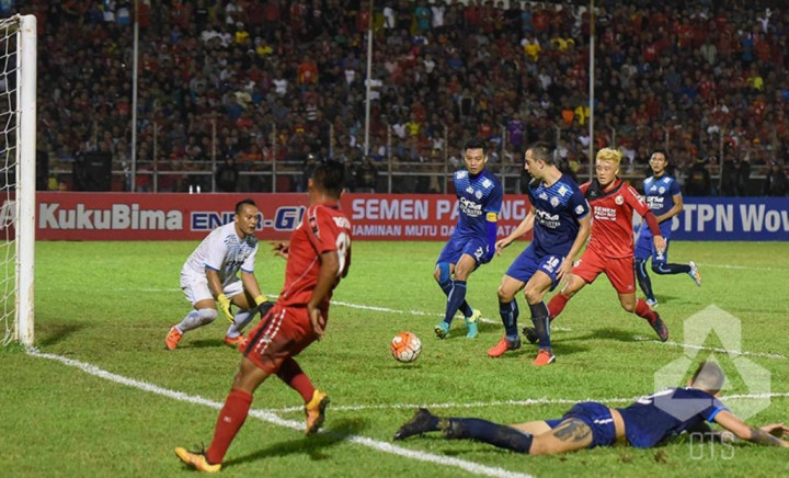 Arema Beri Kekalahan Perdana Semen Padang di Kandang