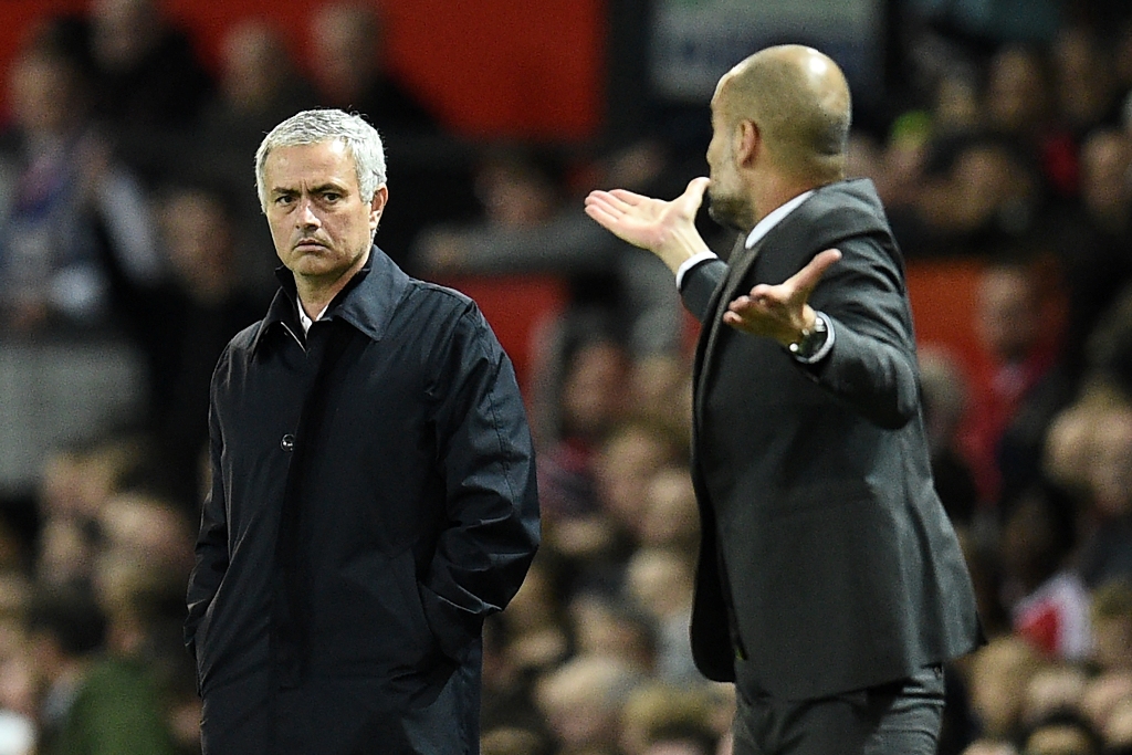 Jose Mourinho dan Pep Guardiola saat mendampingi anak-anak asuhnya bertarung di ajang Piala Liga (Oli SCARFF / AFP)