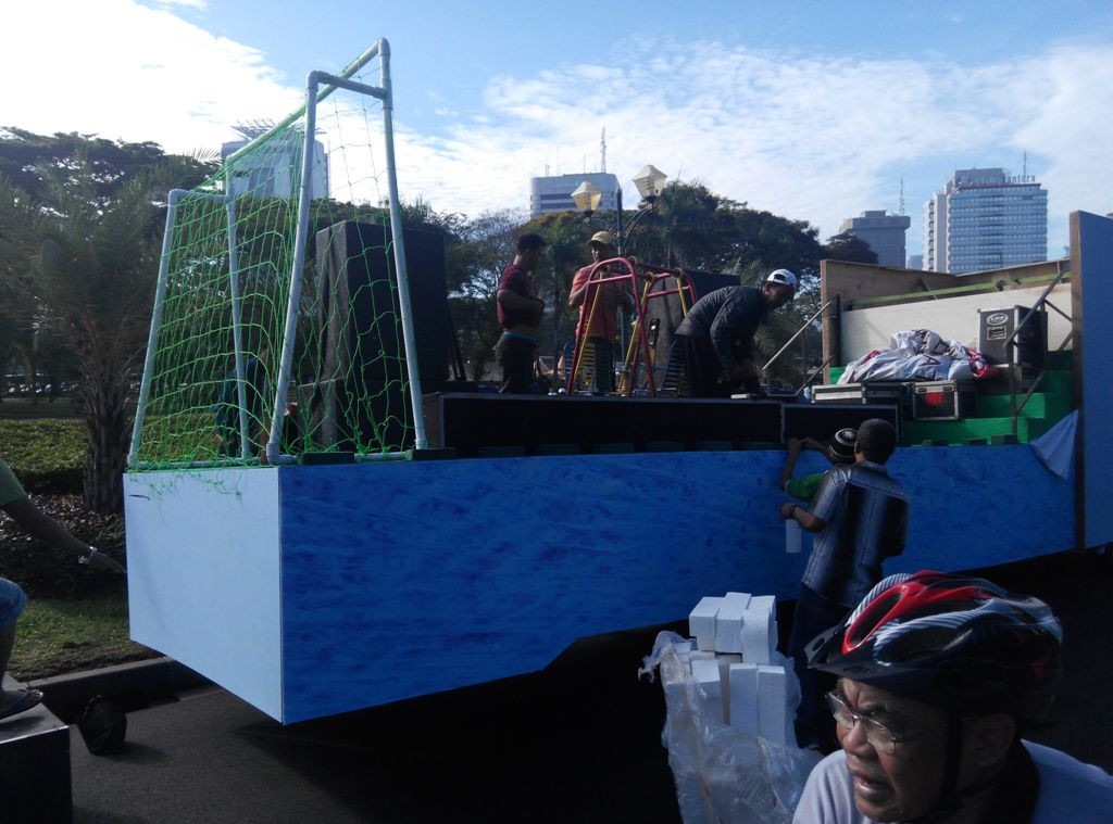 Ahok-Djarot Angkut Hasil Kerjanya di Atas Mobil Hias