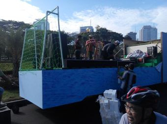 Ahok-Djarot Angkut Hasil Kerjanya di Atas Mobil Hias