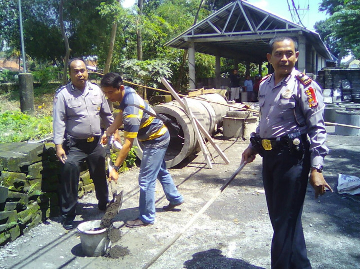 Benda Diduga Bom Rakitan Tergeletak di Pabrik Batako Tasikmalaya