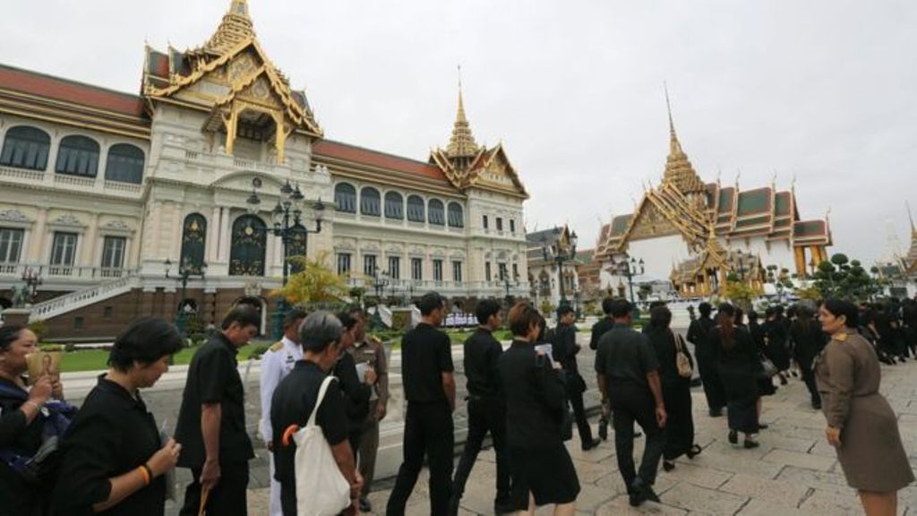 Warga antre untuk masuk ke dalam istana (Foto: EPA)