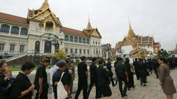 Warga Thailand Antre Melihat Peti Mati Raja Bhumibol
