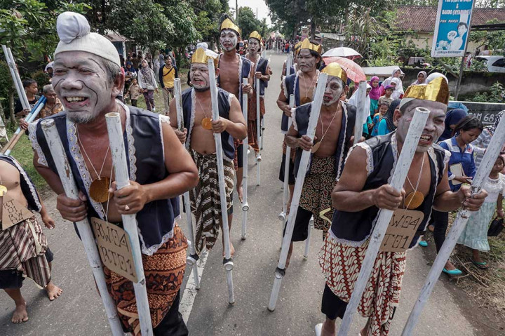 Ratusan Warga Ramaikan Festival Egrang Banyumasan