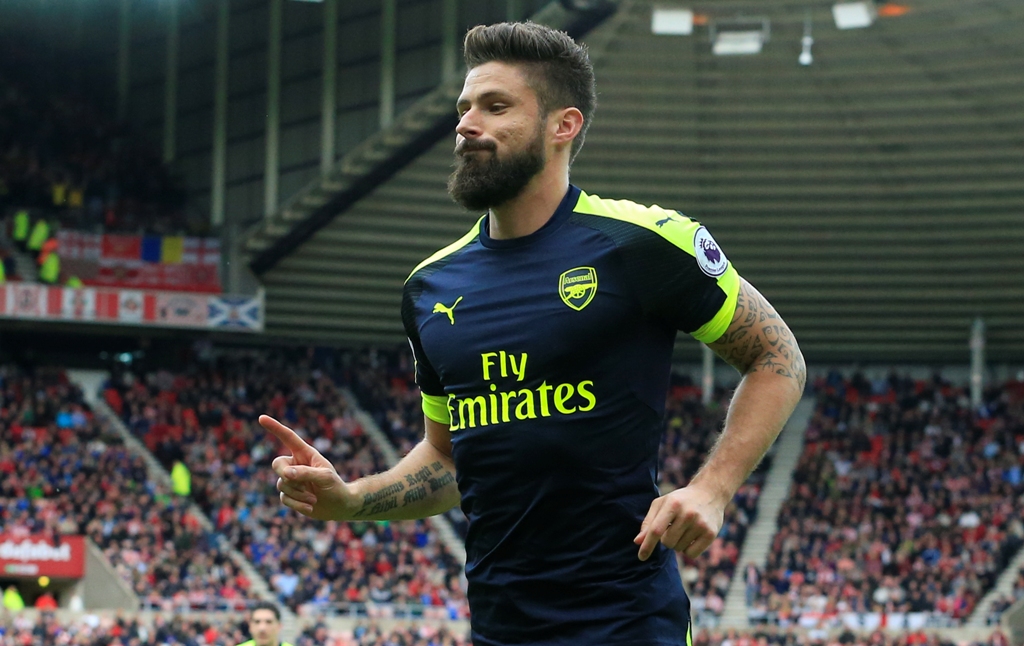 Olivier Giroud borong dua gol ke gawang Sunderland (Foto: AFP/Lindsey Parnaby)