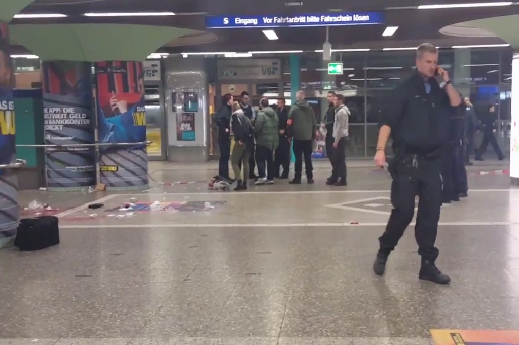 Polisi berada di lokasi penusukan di stasiun Hauptwache, Frankfurt, Jerman, 29 Oktober 2016. (Foto: Telegraph)