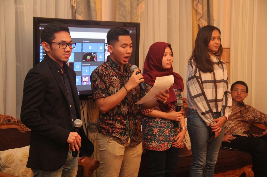 Perwakilan mahasiswa Indoensia membacakan ikrar Sumpah Pemuda di KBRI Moskow, Rusia, 28 Oktober 2016. (Foto: KBRI Moskow)