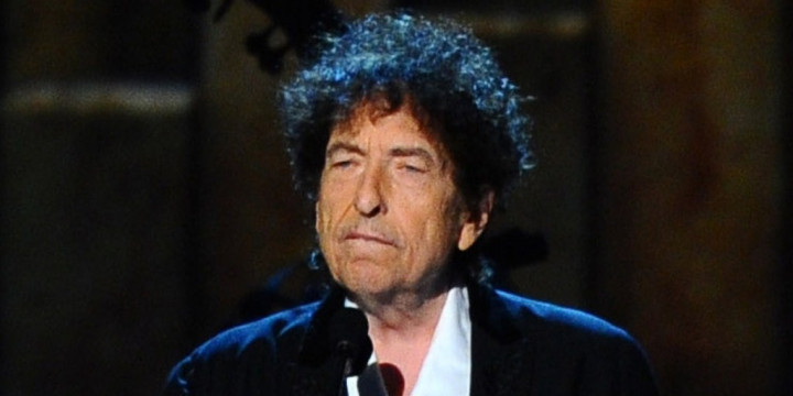 Bob Dylan Akhirnya Mau Terima Penghargaan Nobel Sastra